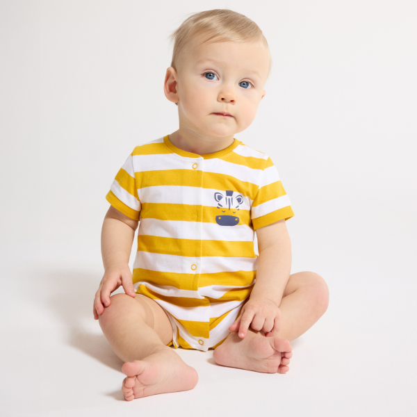 أفرول قصير أصفر اللون مقلم للصبي الرضيع، مرسوم عليه الحمار الوحشي